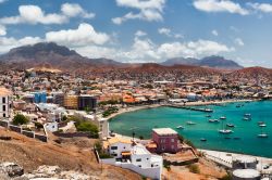 La baia di Mindelo, capoluogo dell'isola di São Vicente, nell'arcipelago di Capo Verde - © Frank Bach / Shutterstock.com
