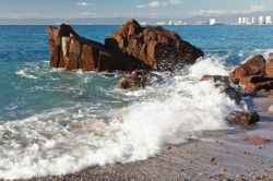 Bahia Banderas: le onde che si infrangono sulle rocce della Baia di Banderas a Puerto Vallarta sono da sempre uno spettacolo da non perdere. Una spiaggia in particolare della baia presenta un ...