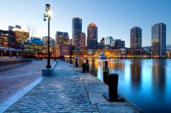 Il distretto finanziario di Boston (financial district) assume un'aria romantica al tramonto, quando le prime luci dei lampioni si specchiano nella baia - © Marcio Jose Bastos ...