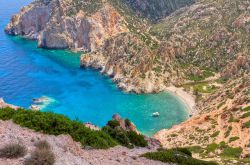 Nell'isola di Polyaigos, a breve distanza da Kimolos (Cicladi, Grecia), si nascondono calette segrete idilliache, come quella di Faros, nell'immagine. Raggiungibile via mare o attraverso ...