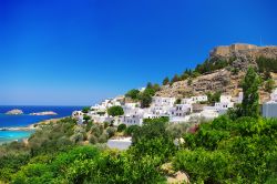 Baia di Lindos nell'isola di Rodi, Grecia - Circondata da una stupenda baia a nord e da una spiaggetta a sud, Lindos è una delle tre città che durante l'epoca araica e ...