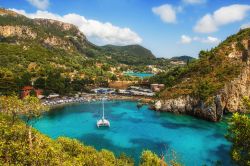 Baia di Paleokastritsa a Corfù in Grecia - © Mila Atkovska / Shutterstock.com