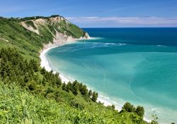 Baia di Portonovo, in uno dei tratti del promontorio del Conero, troviamo la Spiaggia di Mezzavalle, una delle più belle spiagge delle Marche - © Fabio Lotti / Shutterstock.com