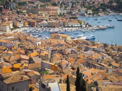 La baia di Rovigno vista dal centro storico della città veneziana di Rovinj in Istria, Croazia. La foto è stata scattata dal campanile del Duomo di Santa Eufemia, al centro dell'isola ...