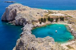 Baia di San Paolo vicino a Lindos sull'isola di Rodi - All'ombra della splendida acropoli di Lindos, la baia di San Paolo è considerata da molti come una delle più belle ...