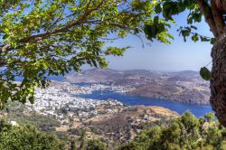 La baia di Skala a Patmos: questo magnifico angolo del Dodecaneso, in Grecia, è famoso per le sue spiagge, le case bianche dalla Chora e per il Monastero fortificato di Apokalipsis, cioè ...