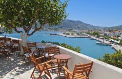 Baia di Skopelos, un'ancantevole meta di vacanza nel mare Egeo, gruppo delle Isole Sporadi in Grecia - © Panos Karas / Shutterstock.com