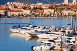 Dalmazia, Croazia: barche ormeggiate nella baia di Spalato, con i palazzi della città sullo sfondo, schierati lungo il porto  - © Artur Bogacki / Shutterstock.com