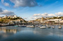 Panorama sulla baia di Torquay, Inghilterra - Uno scorcio della splendida baia di Torquay con le sue acque cristalline che contrastano il verde dei leggeri declivi su cui sorge la cittadina ...