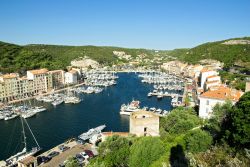 La baia e il porto di Bonifacio, in Corsica, Francia. Oltre ad essere un luogo vivace - dove si può ormeggiare la propria barca, noleggiarne una o semplicemente passeggiare lungo il molo ...