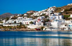 La baia del vecchio porto di Mykonos in Grecia. ...