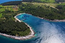 Baia vicino a Kamenjak, Istria (Croazia) - Con una rientranza morbida e decisa al tempo stesso, la parte che costeggia la baia nei pressi di Kamenjak sembra costituire un perimetro così ...