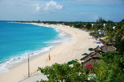 Baie Longue  con la bella spiaggia di La Samanna a Saint Martin, Caraibi - © Travel Bug / Shutterstock.com