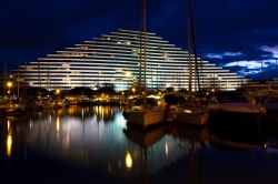 Fortografia notturna di Baie de Anges, la marina di Villeneuve Loubet in Costa Azzurra - © ZRyzner / Shutterstock.com