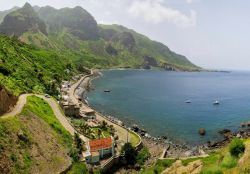 Baia lungo la costa ovest di Ilha Brava, la più occidentale delle isole di Sottovento dell'arcipelago di Capo Verde in Africa - © Raul Rosa / Shutterstock.com