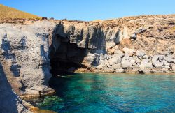 La Balata dei Turchi è uno dei tratti di costa più spettacolari dell'isola di Pantelleria: si trova sulla costa sud dell'isola, ad occidente del faro di Punta li Marsi ...