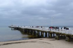 Mar Baltico, il Molo di Sopot: anche in una giornata uggiosa di inizio aprile, quando abbiamo visitato Sopot, il molo era comunque sorprendentemente frequentato dai turisti in città. ...