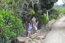 I bambini giocano in uno dei tanti borghi che affiancano la strada che conduce al Salto de Aguas Blancas nel tratto ancora asfaltato che poi dà il passo ad una strada di terra, ghiaia ...
