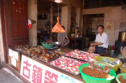 Bancarella di gastronomia a Zhouzhuang, il villaggio fluviale in Cina 
