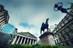 Bank of England e statua di Wellington a Londra, Inghilterra. Una bella prospettiva fotografica della banca d'Inghilterra con la statua del duca di Wellington, al secolo Arthur Wellesley ...