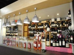 Bar di Tolosa con vini tipici francesi - © OT Toulouse