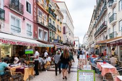 Bar e ristoranti nel centro storico di Lisbona, ...