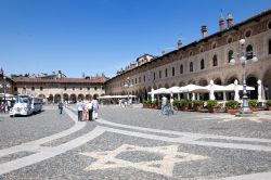 Bar ristoranti in Piazza Ducale a Vigevano. E' il punto di incontro della città, una delle piazze più eleganti del nord Italia - © Stefano Panzeri / Shutterstock.com