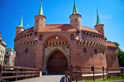Barbacane Cracovia faceva parte della notevole cinta muraria della citta della Polonia, ora quasi del tutto scomparsa - © Anna Lurye / Shutterstock.com