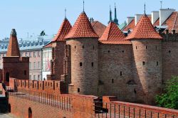 Il Barbacane di Varsavia: queste antiche fortificazioni della Polonia furono erette nel 1548 e di fatto collegano il centro storico con quello più recente del Nowe Miasto - © astudioi ...