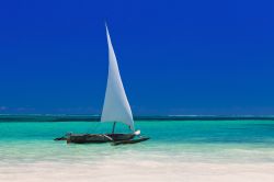 Barca a vela lungo una spiaggia bianca: siamo nel mare turchese dell'arcipelago di Zanzibar in Tanzania - © Ramona Heim / Shutterstock.com