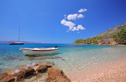 Barche a Brac sul mare della Croazia: a Brazza si trovano le spiagge più belle di tutta la Dalmazia - © Ljupco Smokovski / Shutterstock.com