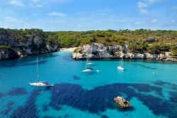 Cala Macarelleta si trova lungo la costa sud di Minorca, nell'Area Naturale a Interesse Speciale della costa di Ciutadella. Lunga appena una ventina di metri, meta prediletta dei naturisti, ...