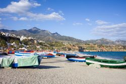 Barche in spiaggia a Nerja, Spagna - Ormeggiate ...