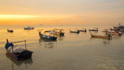 Barche in spiaggia a Pantai Bersih, sula mare calmo di Penang in Malesia (Malaysia) - © Kenishirotie / Shutterstock.com