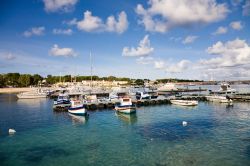 Barche nella baia di San Vito lo Capo, siamo nella parte nord-occidentale della Sicilia - © imagesef / Shutterstock.com