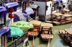 Barche parcheggiate in un canale di Zhouzhuang in Cina, la Venezia d'Oriente