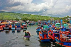 Barche di pescatori addossate in una ansa di un fiume, sull'isola di Phu Quoc nel Vietnam - © PhotoBarmaley/ Shutterstock.com