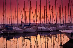 Barche nel porto di Rovigno al tramonto (Istria, Croazia) - © tobe_dw / Shutterstock.com