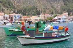 Le barche al porto di Kastellorizo - Sui circa 9 km quadrati della sua superficie, Kastellorizo, o Castel Rosso dalla tonalità rosso porpora degli scogli su cui si innalza il suo castello, ...