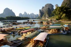 Barche pronte alla crociera tra le spettacolari montagne di Guilin in Cina - © YANGCHAO / Shutterstock.com