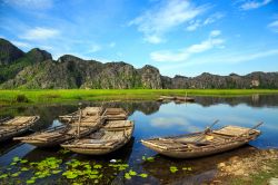 Barche sul fiume Ngo Dong: il territorio che circonda Ninh Binh, in Vietnam, è particolarmente indicato per gite in barca. Questo mezzo è usato soprattutto per visitare le grotte ...