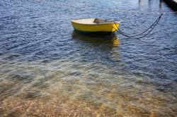 Barchetta ormeggiata al Kennedy compound di Hyannis nel Massachusetts (USA). La famiglia del Presidente americano da sempre utilizza questa località come delle vacanze estive - © ...