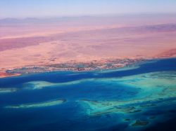 La barriera corallina ad El Gouna nel Mar Rosso in Egitto. Notare l'entro terra con il deserto di colore rossiccio - © fotomaton / Shutterstock.com