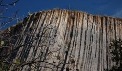 I Basalti colonnari di Guspini in Sardegna: si tratta di rocce laviche che si sono fessurate durante il loro raffreddamento - © Elio Golia / www.provincia.mediocampidano.it/