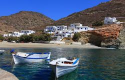 Barche di pescatori lungo la costa di Folegandros, ...