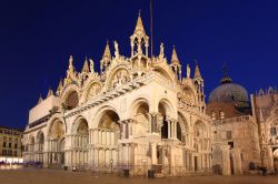 Basilica di San Marco nel cielo serale. La famosa Cattedrale è la sede del Patriarca di Venezia. L'edificio attuale possiede oltre 9 secoli di storia, ed è nota per i suoi ...