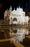 Basilica San Marco ed acqua alta a Venezia. Piazza ...