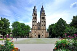 La stroica Basilica di San Castore (Kastorkirche), siamo a Coblenza in Germania. Fu elevata al rango di basilica Minore dal Papa Giovanni Paolo II - © clearlens / Shutterstock.com