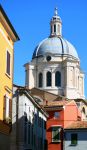 La basilica di Sant'Andrea in centro a Mantova (Lombardia) - © Adriano Castelli / Shutterstock.com