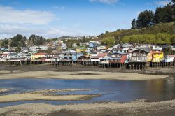 La bassa marea scopre i sostegni delle palafitte di Castro (Chile) il villaggio di pescatori dell' isola di Chiloe in Patagonia - © Israel Hervas Bengochea / Shutterstock.com